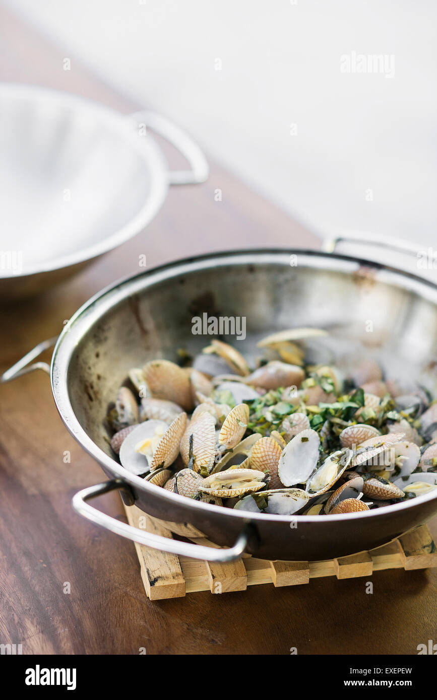 gedämpfte Muscheln Bulhao Pato Stil mit Knoblauch-Kräuter-Sauce im portugiesischen cataplana Stockfoto