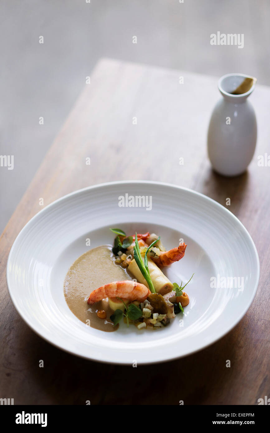 asiatische Garnelen mit gegrilltem Gemüse und Pilzsauce Stockfoto