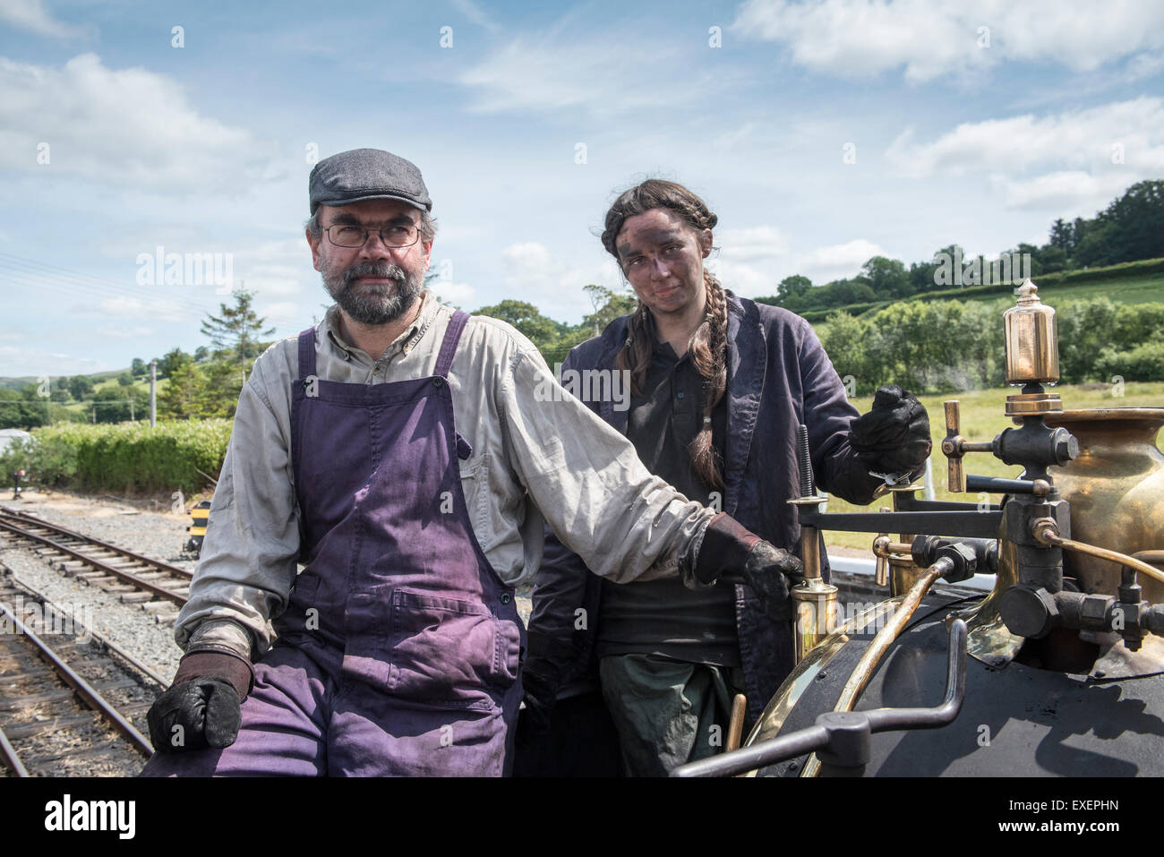 Liz und Dave fahren eine Dampfmaschine bei Bala Lake Railway, Wales Stockfoto