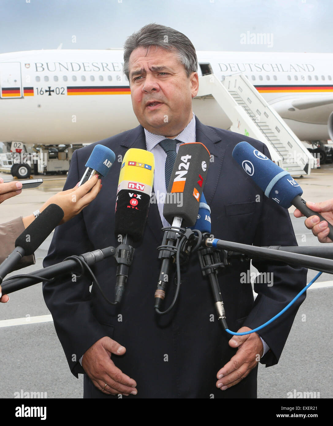Bundesminister für Wirtschaft und Vizekanzler Sigmar Gabriel (SPD) gibt ein Statement zu den aktuellen Entwicklungen in der Eurozone Krise vor seinem Flug nach China. Foto: STEPHANIE PILICK/dpa Stockfoto