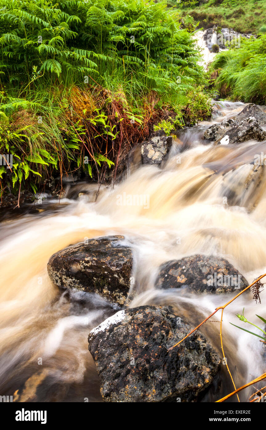 Dunlewey, County Donegal, Irland Wetter. 13. Juli 2015. Heftige Regenfälle der letzten Woche hat Wasserfälle, wie diese, voller und gemahlenem durchnässter hinterlassen. Foto von: Richard Wayman/Alamy Live-Nachrichten Stockfoto