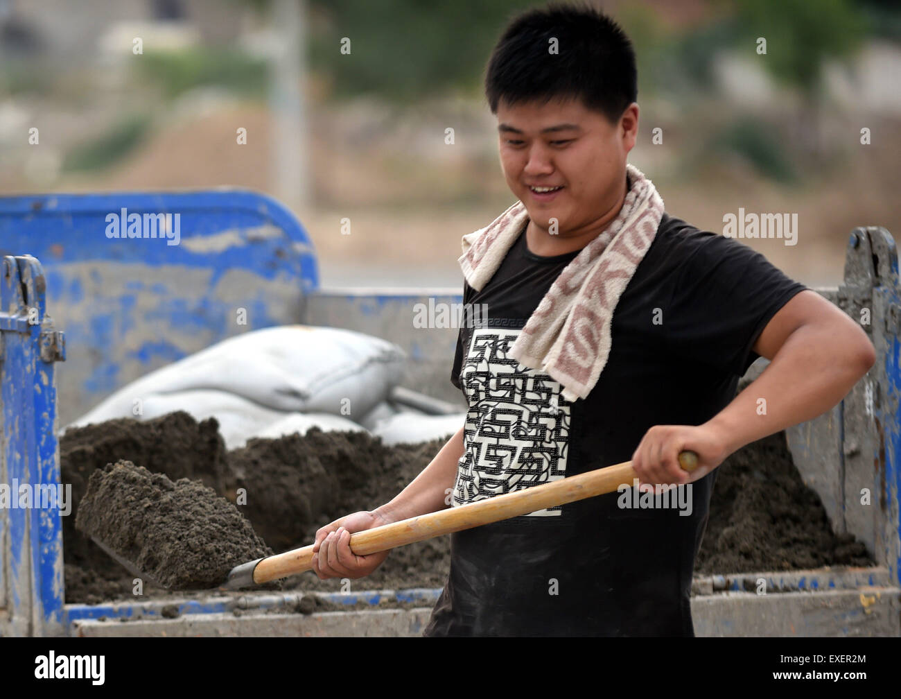 (150713)--LANGFANG, 13. Juli 2015 (Xinhua)--ein Arbeiter arbeitet unter heißem Wetter Dacheng County Langfang Stadt Nordchinas Provinz Hebei, 13. Juli 2015. Die meisten Regionen im Nordchinas umarmte Hochtemperatur am Montag. (Xinhua/Li Xiaoguo) (Dhf) Stockfoto