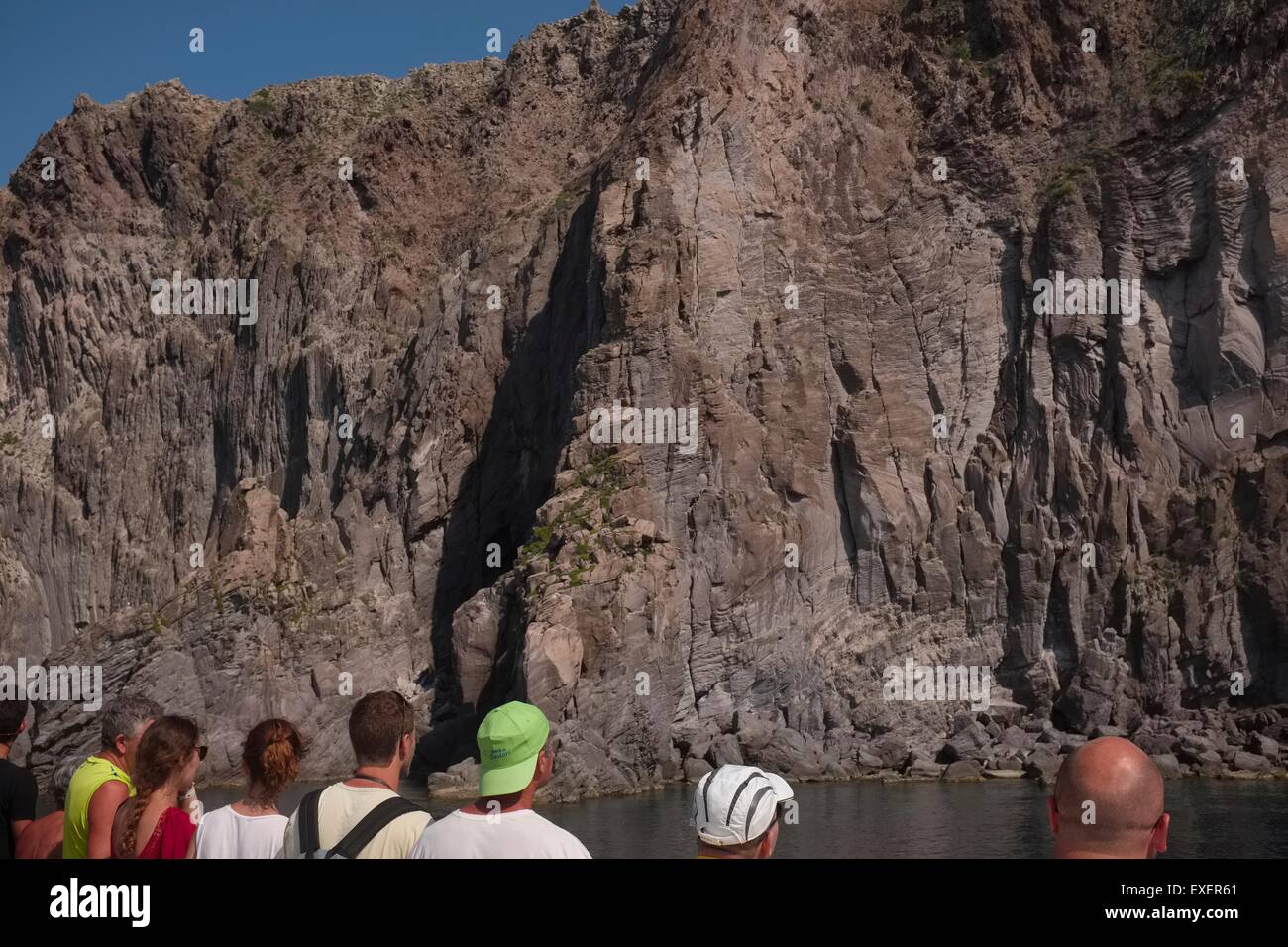 Tour-Gefäß verläuft in der Nähe Basiluzzo Insel auf dem Weg zum Stromboli im Tyrrhenischen Meer Stockfoto