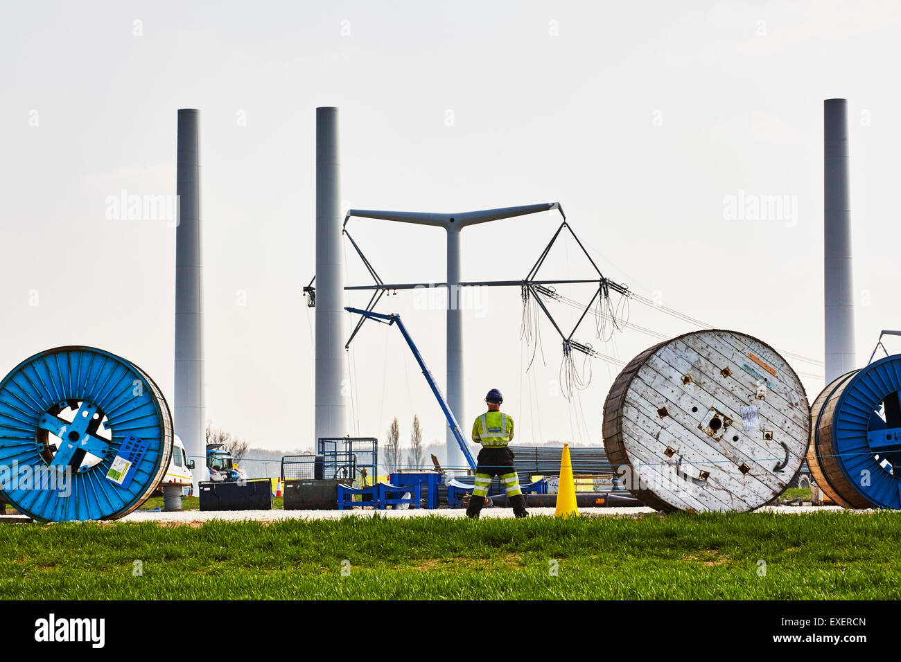 Bau des T-Pylonen am nationalen Netze Training Centre in Eakring, Nottinghamshire, England. Stockfoto