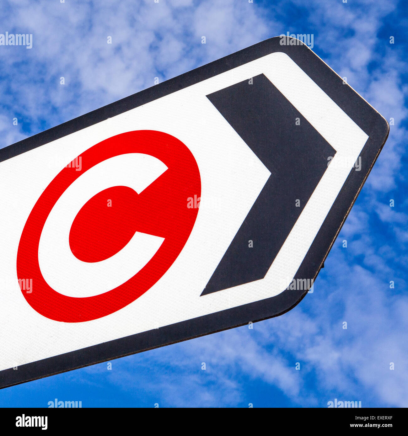 LONDON, UK - 10. Juli 2015: The London Congestion Charge Symbol auf einem Schild im Zentrum von London, am 10. Juli 2015. Stockfoto