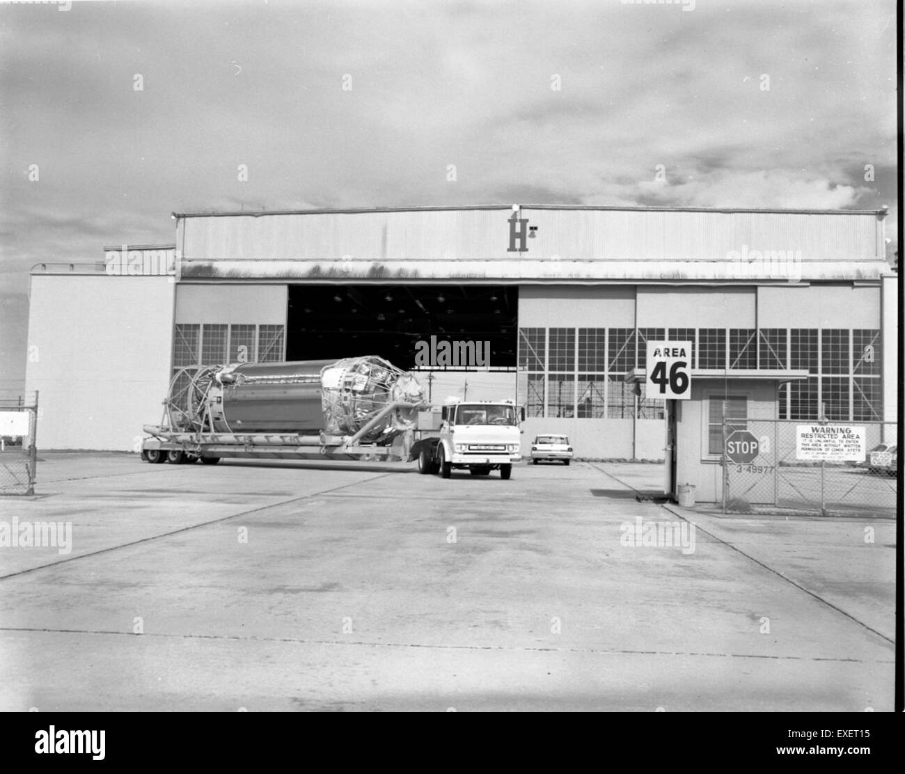 Diese Abbildung zeigt Details zum Atlas Centaur AC-7, einer Kombination aus Atlas-Rakete und Centaur-Oberstufe. Das Foto zeigt, wie der Centaur auf einem Anhänger transportiert wird, was Teil der Vorbereitungen für den Start komplexer Weltraummissionen während der Weltraumrennen-Ära ist. Stockfoto