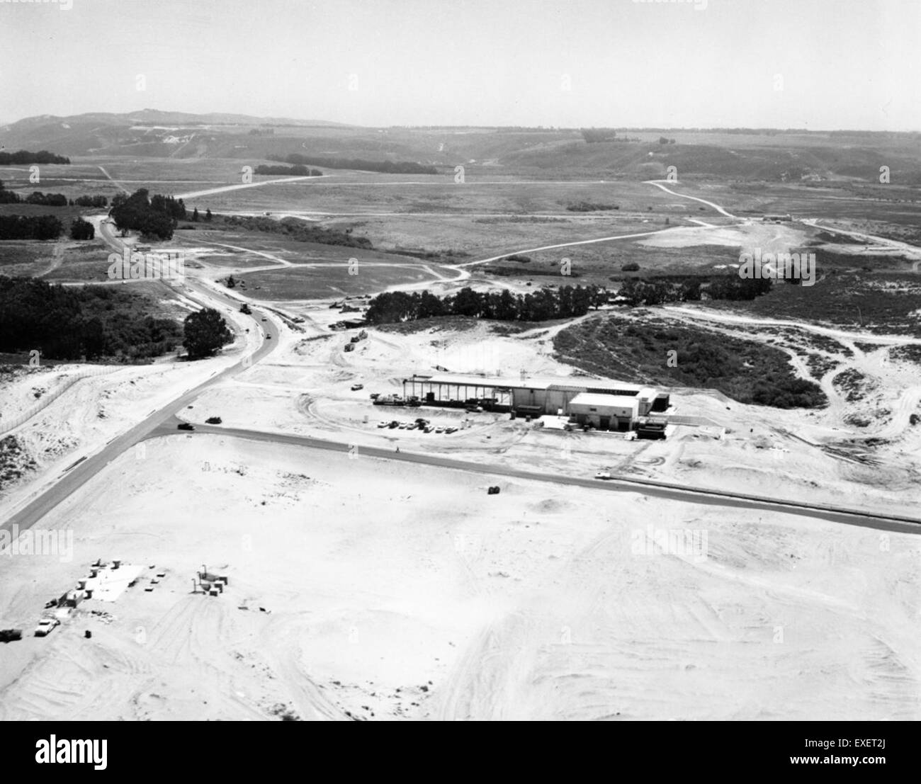 Diese Luftaufnahme von Pad F, aufgenommen am 23. April 1959, bietet einen detaillierten Blick auf die Umgebung des Startplatzes. Das Bild hebt die wichtigsten Merkmale des Startkomplexes hervor, der während der Weltraumrennen-Ära zum Testen und Starten verschiedener Raketen verwendet wurde. Stockfoto