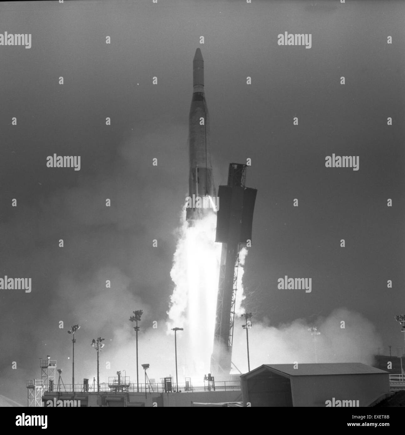 Der Start von Atlas bezieht sich auf den Einsatz der Atlas-Raketenserie, die für die Weltraumforschung von entscheidender Bedeutung ist. Die Atlas-Raketen wurden für den Start von Satelliten und bemannten Missionen eingesetzt, was zu Fortschritten in der Luft- und Raumfahrttechnik beitrug. Stockfoto