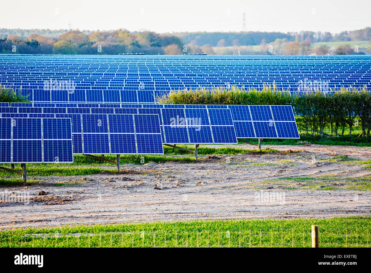 Blick auf eine solare Kraftwerk in einer Sichthilfe in England Stockfoto