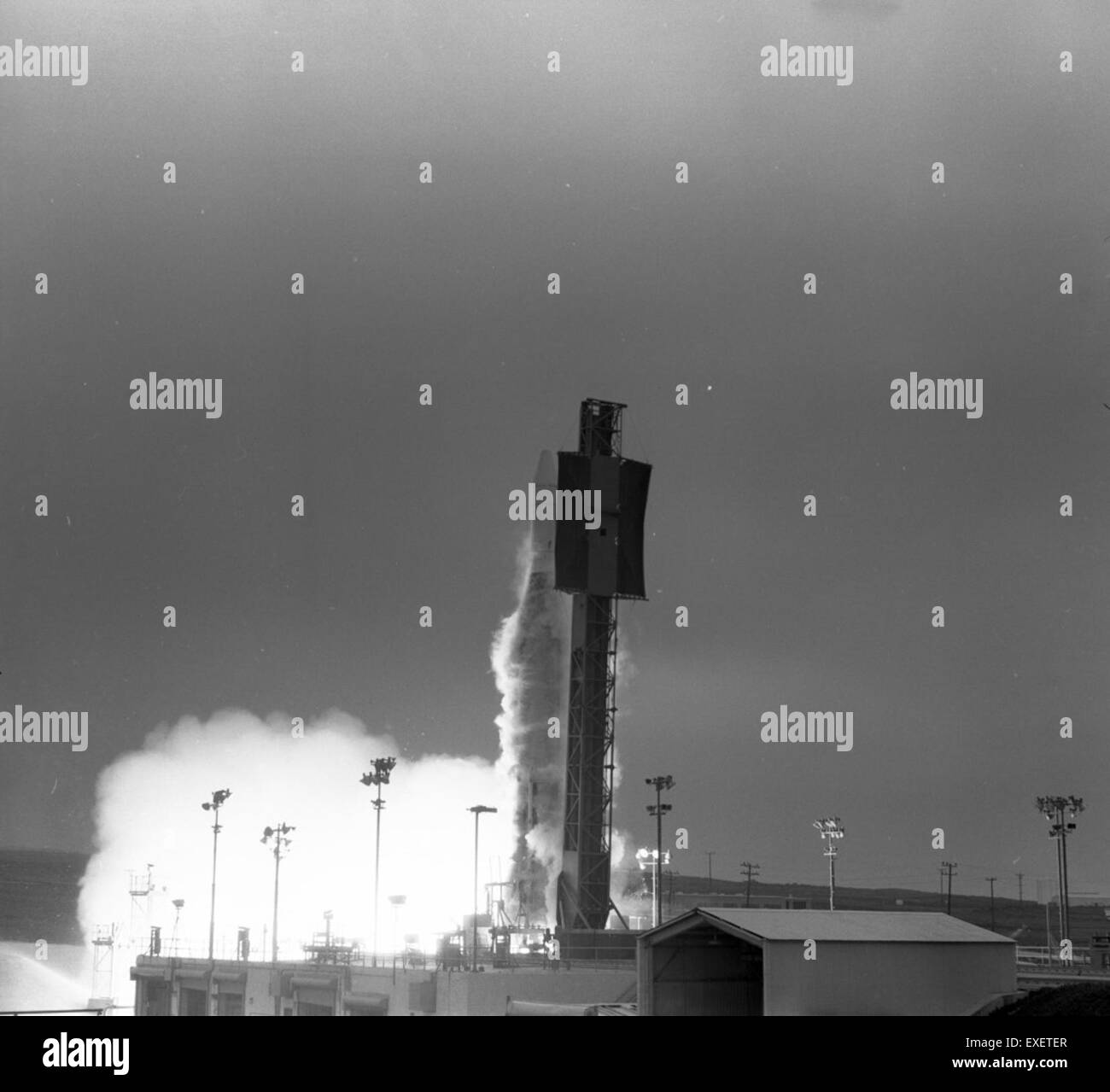 Der Start von Atlas Silo stellt einen bedeutenden Meilenstein in der Geschichte von Raketen und Luft- und Raumfahrt dar. Die Atlas-Rakete war eine der ersten interkontinentalen ballistischen Raketen (ICBM) der Vereinigten Staaten und spielte eine Schlüsselrolle bei den Verteidigungsbemühungen im frühen Kalten Krieg. Stockfoto