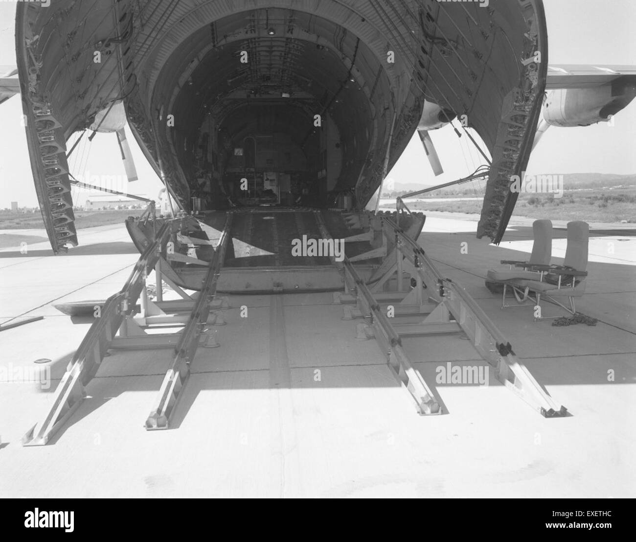 Am 30. April 1967 wurde Atlas Centaur AC 13 mit seiner Walbein-Testlast an Bord eines C-133 Frachtflugzeugs auf der Miramar Air Station transportiert. Dieser Test war entscheidend für die Entwicklung der Atlas-Centaur-Serie für Weltraummissionen. Stockfoto