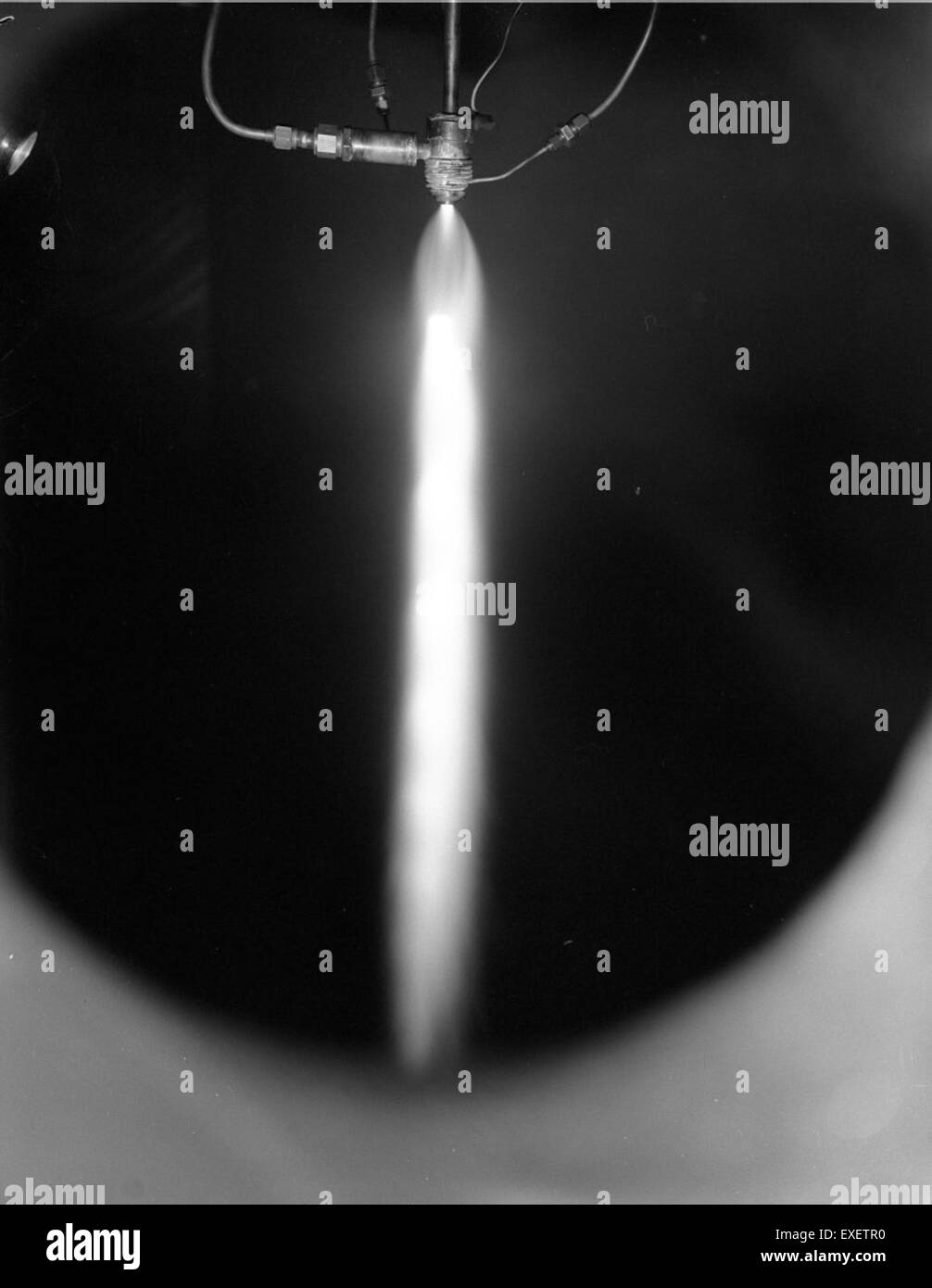 Dieses Bild dokumentiert eine Labortestsitzung vom 11. Februar 1958 mit einem Vernier-Jet-Impingement-Experiment. Der Test war Teil einer Serie zur Beurteilung der Leistung und Effizienz des Düsentriebwerks. Solche Tests trugen zu Fortschritten in der Jet-Antriebstechnik und zur Entwicklung effizienterer und leistungsstärkerer Triebwerke für militärische und zivile Flugzeuge bei. Stockfoto