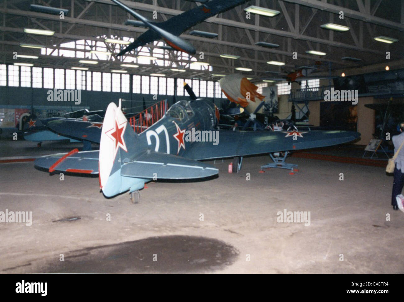 Die Lawochkin LA-7 war ein sowjetisch gebautes Kampfflugzeug, das in den letzten Jahren des Zweiten Weltkriegs eingesetzt wurde. Die White 27-Variante war bekannt für ihren kraftvollen Motor und seine Agilität im Kampf, insbesondere während der Hundeschächte an der Ostfront. Stockfoto Die Lawochkin LA-7 war ein sowjetisch gebautes Kampfflugzeug, das in den letzten Jahren des Zweiten Weltkriegs eingesetzt wurde. Die White 27-Variante war bekannt für ihren kraftvollen Motor und seine Agilität im Kampf, insbesondere während der Hundeschächte an der Ostfront. Stockfoto