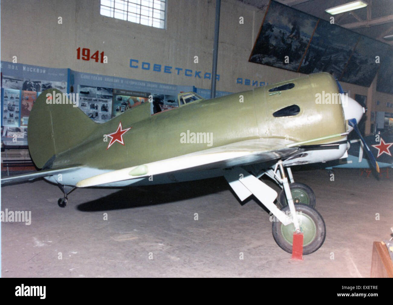 Dieses Foto zeigt eine Nachbildung der Polikarpow I-16, eines sowjetischen Eindeckflugzeugs, das während des Spanischen Bürgerkriegs und des Zweiten Weltkriegs eingesetzt wurde. Die I-16 war eines der ersten echten Kämpfer mit einziehbarem Fahrwerk. Stockfoto