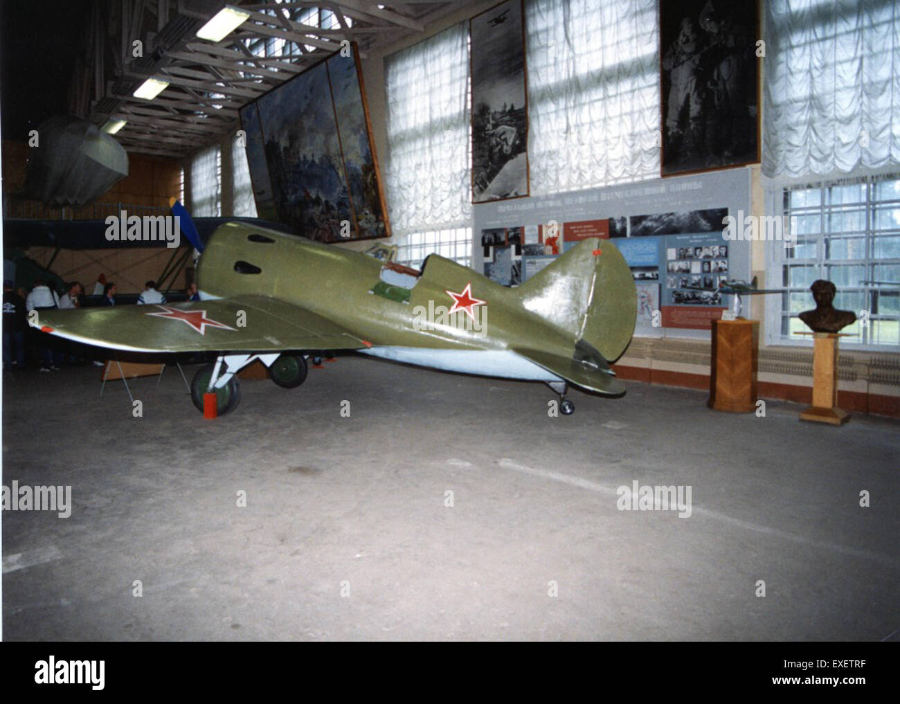 Dieses Bild zeigt eine Nachbildung der Polikarpow I-16, einem sowjetischen Kampfflugzeug, das während des Spanischen Bürgerkriegs und des frühen Zweiten Weltkriegs eingesetzt wurde. Bekannt für sein kompaktes Design und seine Agilität war die I-16 eines der ersten Eindeckjäger. Stockfoto
