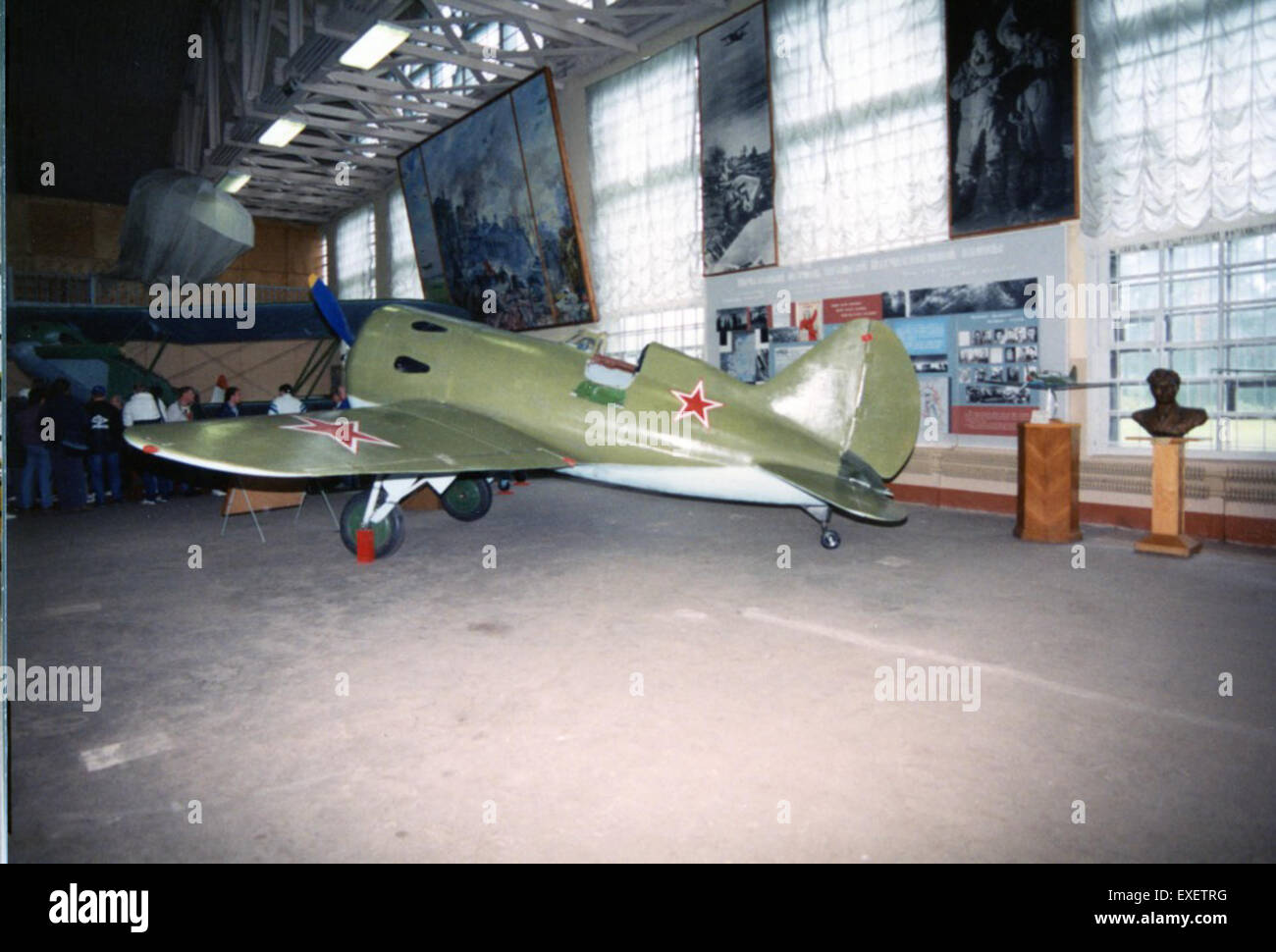 Die Polikarpow I-16 war ein sowjetischer Eindeckjäger, der eine bedeutende Rolle im Spanischen Bürgerkrieg und im Zweiten Weltkrieg spielte. Diese Nachbildung zeigt das ikonische Design der I-16 und ihren Beitrag zur sowjetischen Luftfahrtgeschichte. Stockfoto