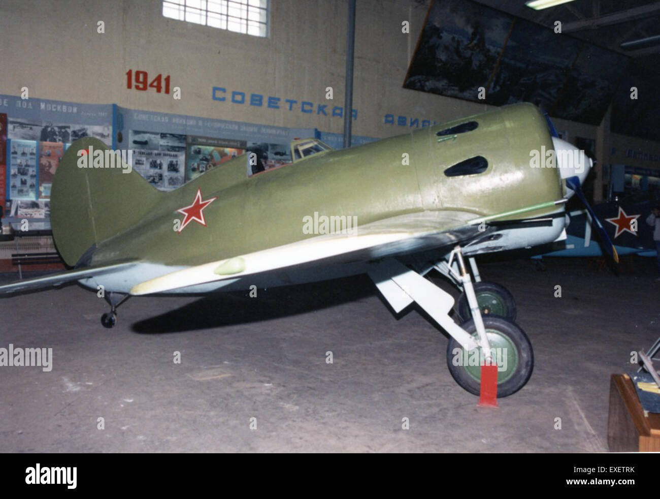 Eine Nachbildung der Polikarpow I-16, eines sowjetischen Kampfflugzeugs, das während des Spanischen Bürgerkriegs und der frühen Phasen des Zweiten Weltkriegs eingesetzt wurde. Bekannt für seine markanten Möwenflügel, war die I-16 einer der ersten Eindeckjäger in der Geschichte. Stockfoto