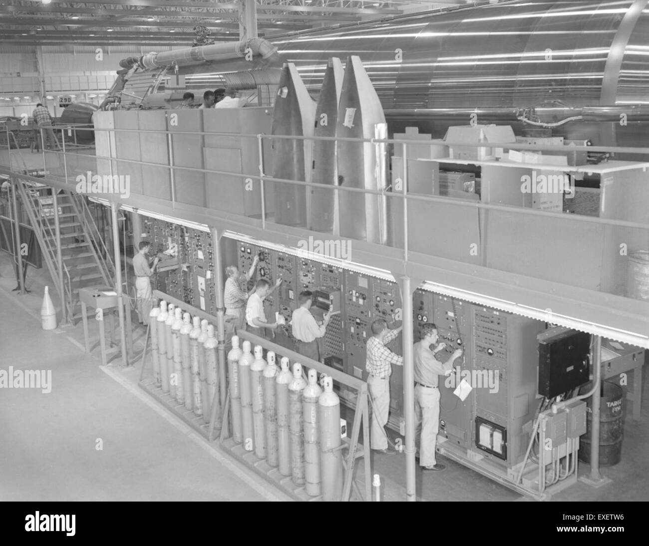 Diese technische Anmerkung enthält die Einzelheiten zur Installation von C/O-Komposit-Konsolen unter Dock in einer militärischen oder Luft- und Raumfahrtumgebung, die am 18.09.1959 aufgezeichnet wurden. Diese Konsolen waren Teil fortschrittlicher Systeme, die für Flugzeuge oder Raumfahrzeuge installiert wurden und die Betriebskontrolle und Datenverwaltung während des Flug- oder Missionsbetriebs unterstützen. Stockfoto