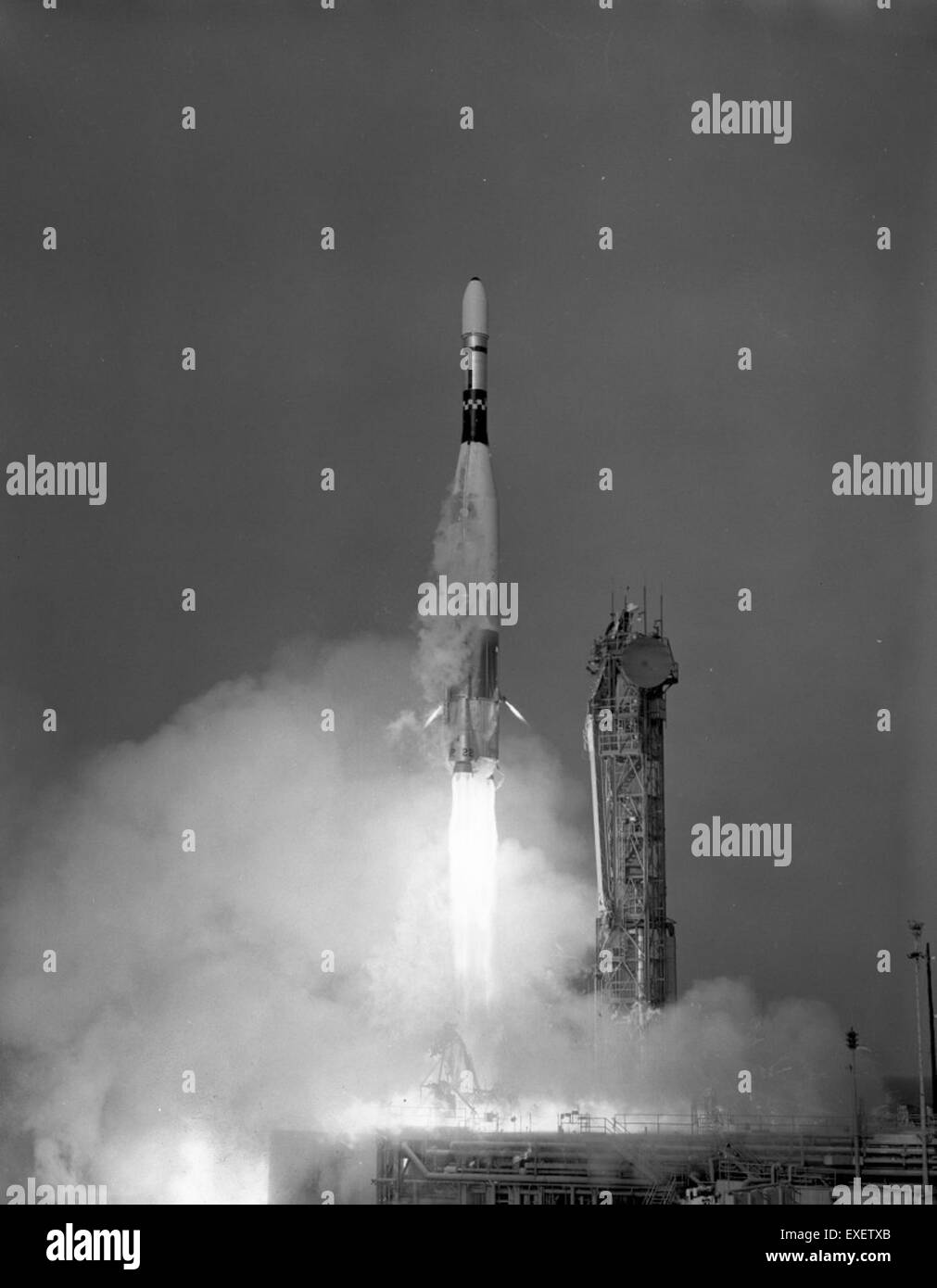 Der Lunar Orbiter IV, der am 4. Mai 1967 gestartet wurde, war Teil des Lunar Orbiter-Programms der NASA, um die Mondoberfläche in Vorbereitung auf zukünftige Apollo-Missionen zu kartieren. Der Start fand im Komplex 13 mit einer Atlas-Agena-D-Rakete statt. Diese Mission trug wesentlich zum Verständnis des Geländes des Mondes bei und half bei der Auswahl von Landeplätzen für Apollo-Astronauten. Stockfoto