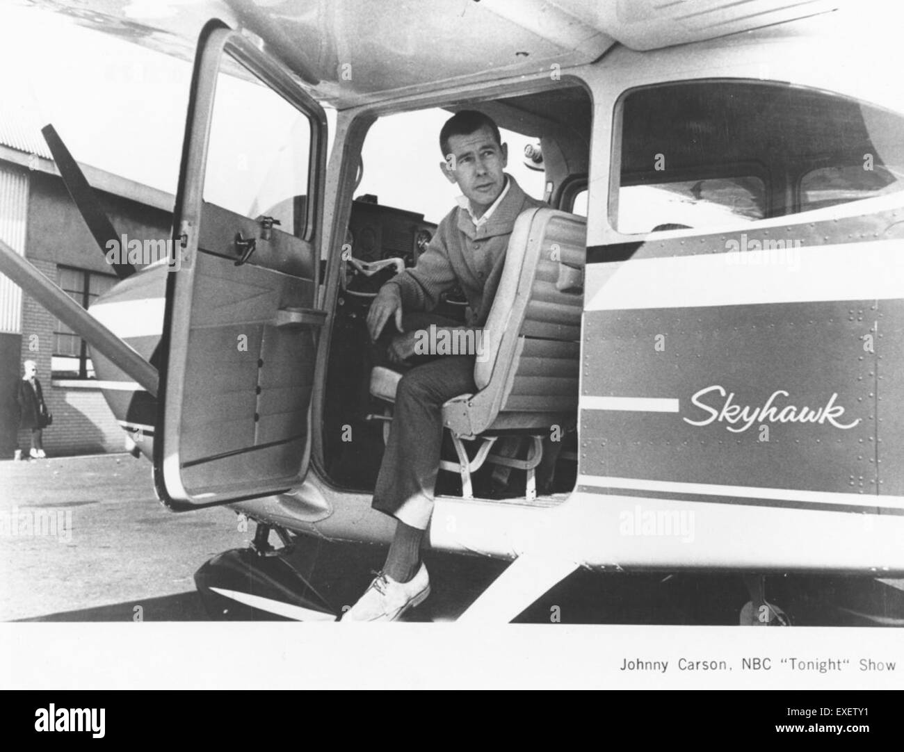 Johnny Carson war ein US-amerikanischer Fernsehmoderator und Comedian, der vor allem für die Moderation der Tonight Show von 1962 bis 1992 bekannt war. Sein witziger Humor und sein Interviewstil machten ihn zu einer Kultfigur im Late-Night-Fernsehen, was ihm zahlreiche Auszeichnungen und ein Erbe in der amerikanischen Unterhaltung einbrachte. Stockfoto