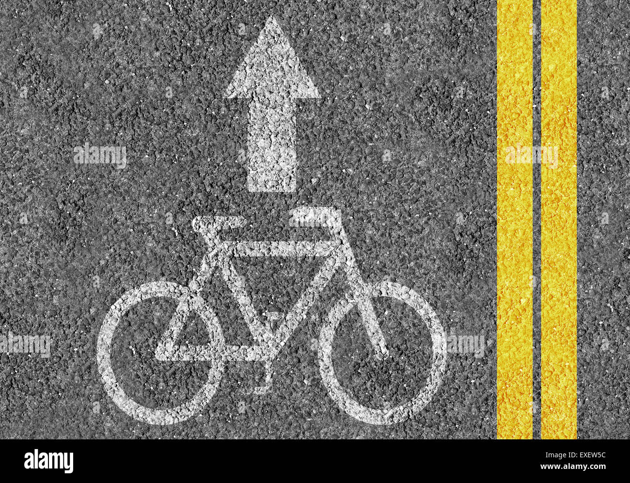 Weg mit dem Fahrrad Lane Mark und zwei gelben Linien Stockfoto