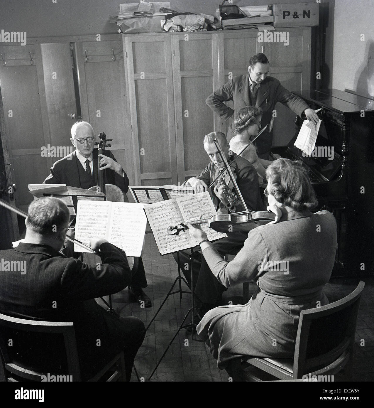 1950er-Jahren, historische, einer Streichersektion ein Orchester üben. Stockfoto