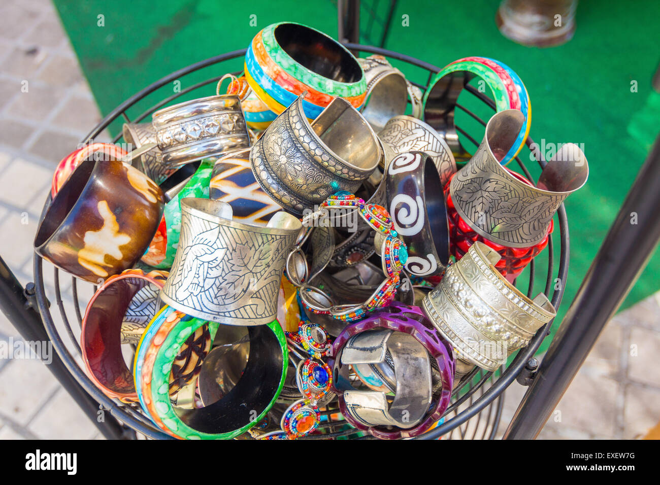 leuchtende Armbänder und Armreifen für Frauen Stockfoto