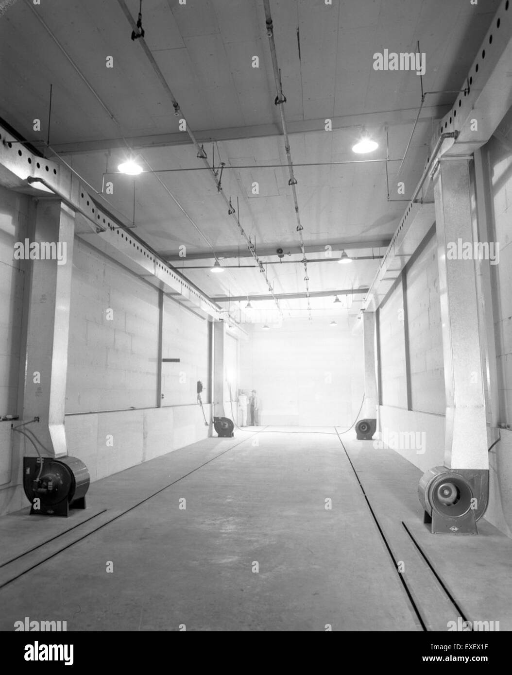 Die am 20. März 1959 abgebildete Umweltkammer und die innere Laborkammer waren Schlüsselkomponenten in der Luft- und Raumfahrt. Diese Kammern wurden verwendet, um die Auswirkungen verschiedener Umweltbedingungen auf Flugzeuge und Materialien der Luft- und Raumfahrt während der Ära des Weltraumrennens zu testen. Stockfoto