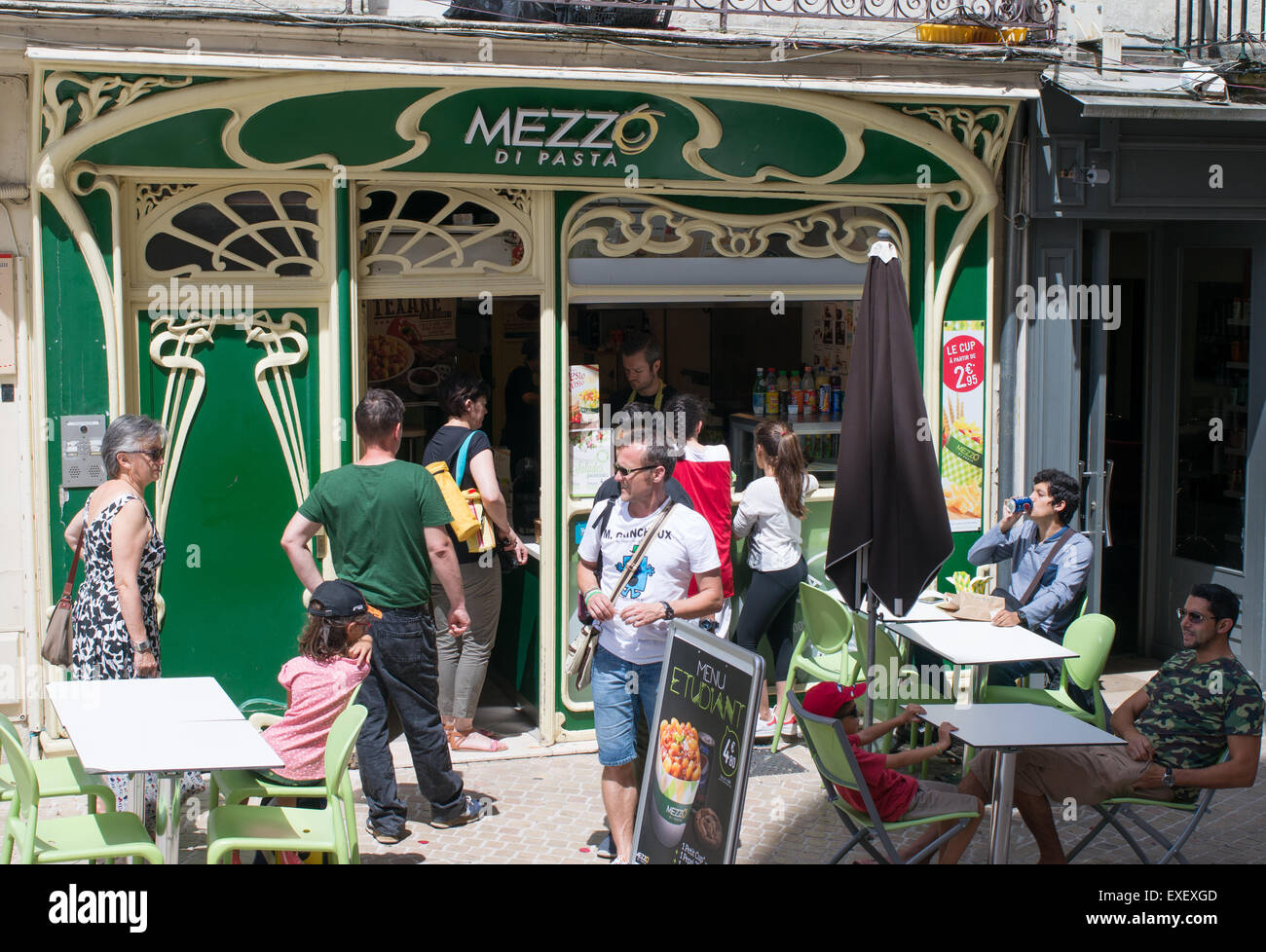Art Nouveau Stil Shop Gehäuse Mezzo di Pasta zum mitnehmen, Poitiers, Frankreich, Europa Stockfoto
