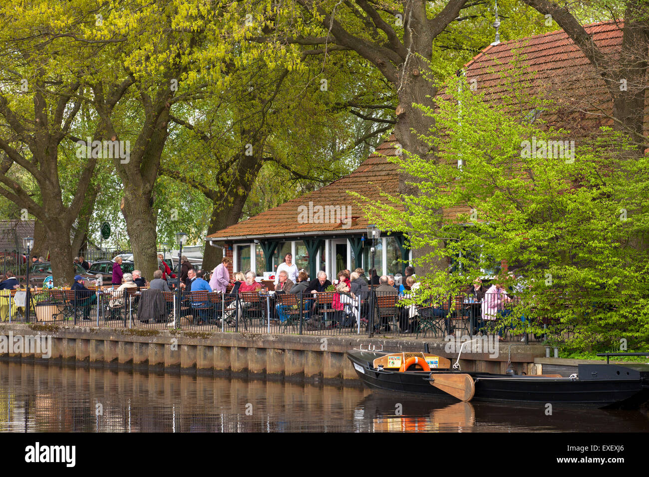Europa, Deutschland, Niedersachsen, Worpswede, Terrasse des Restaurant Hammehuette am Fluss Hamme im Neu Helgoland, Teufelsmoor. Stockfoto