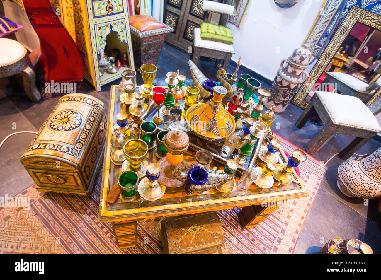 Glas und Keramik Ornamente typische Kupfer Araber Stockfoto