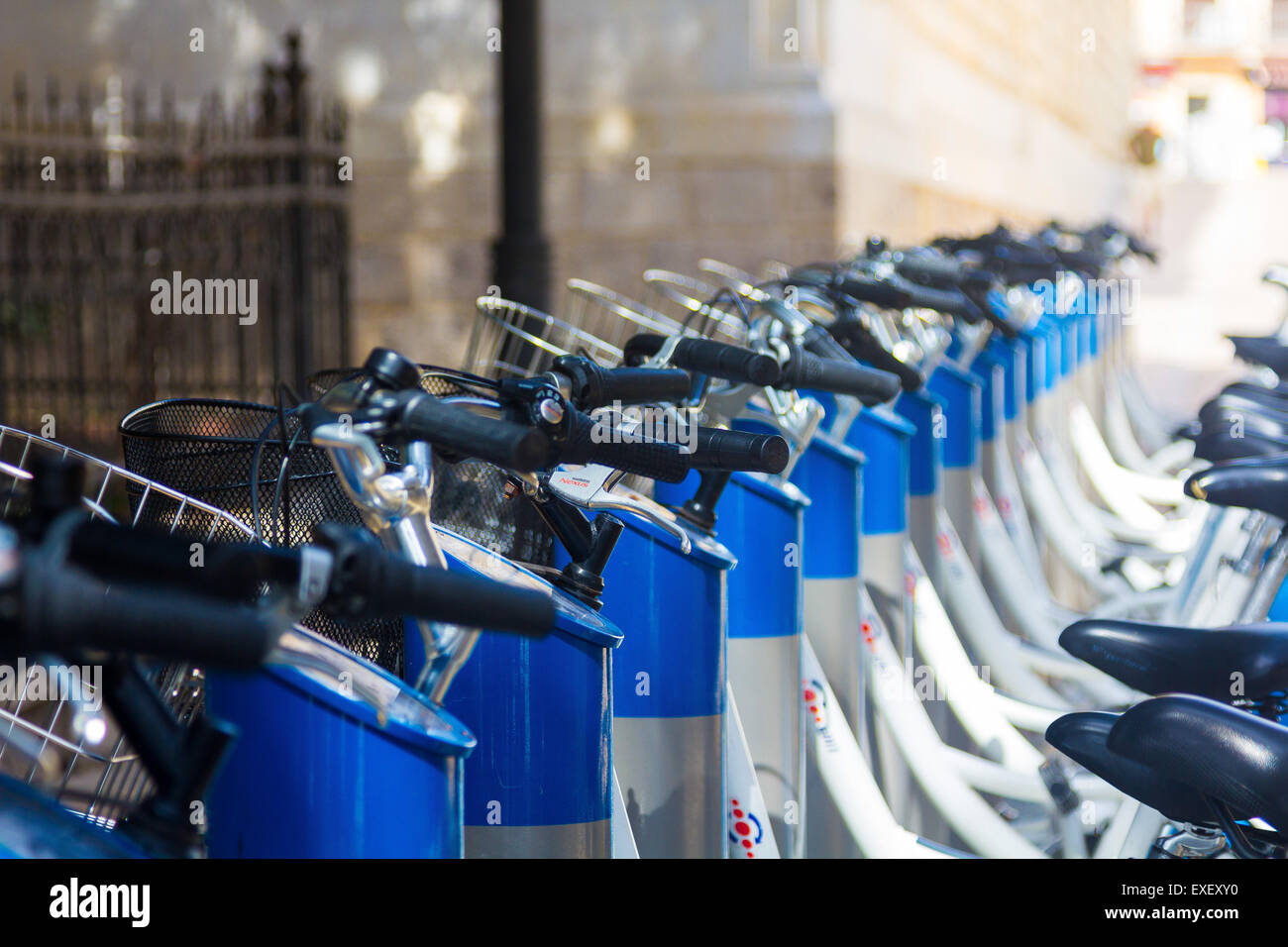 viele Elektro-Fahrradlenker gerade Stockfoto