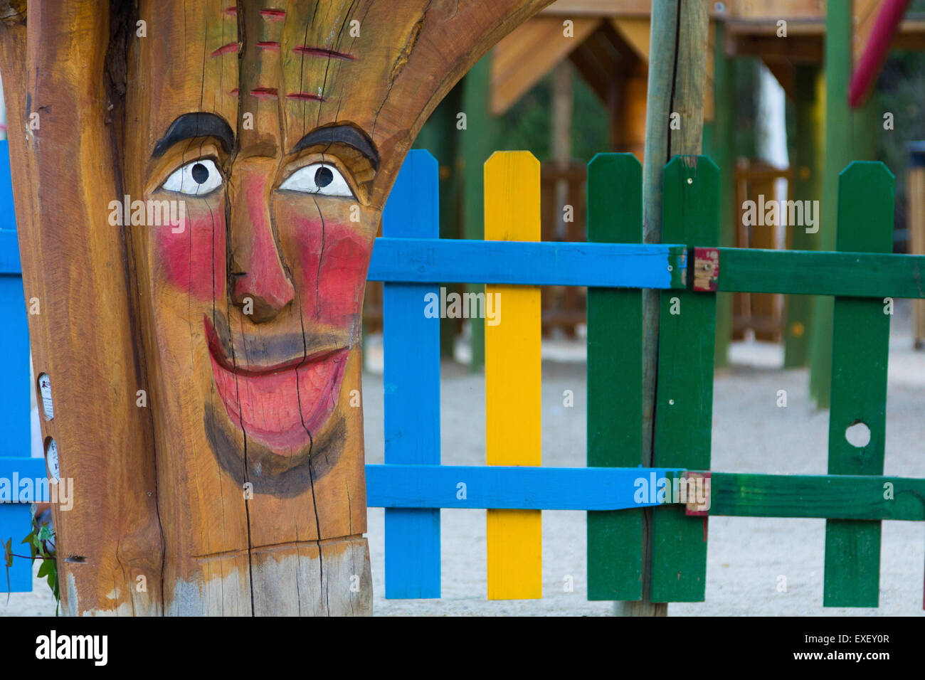 Baumstamm kindlich dekoriert mit einem Gesicht in einem park Stockfoto