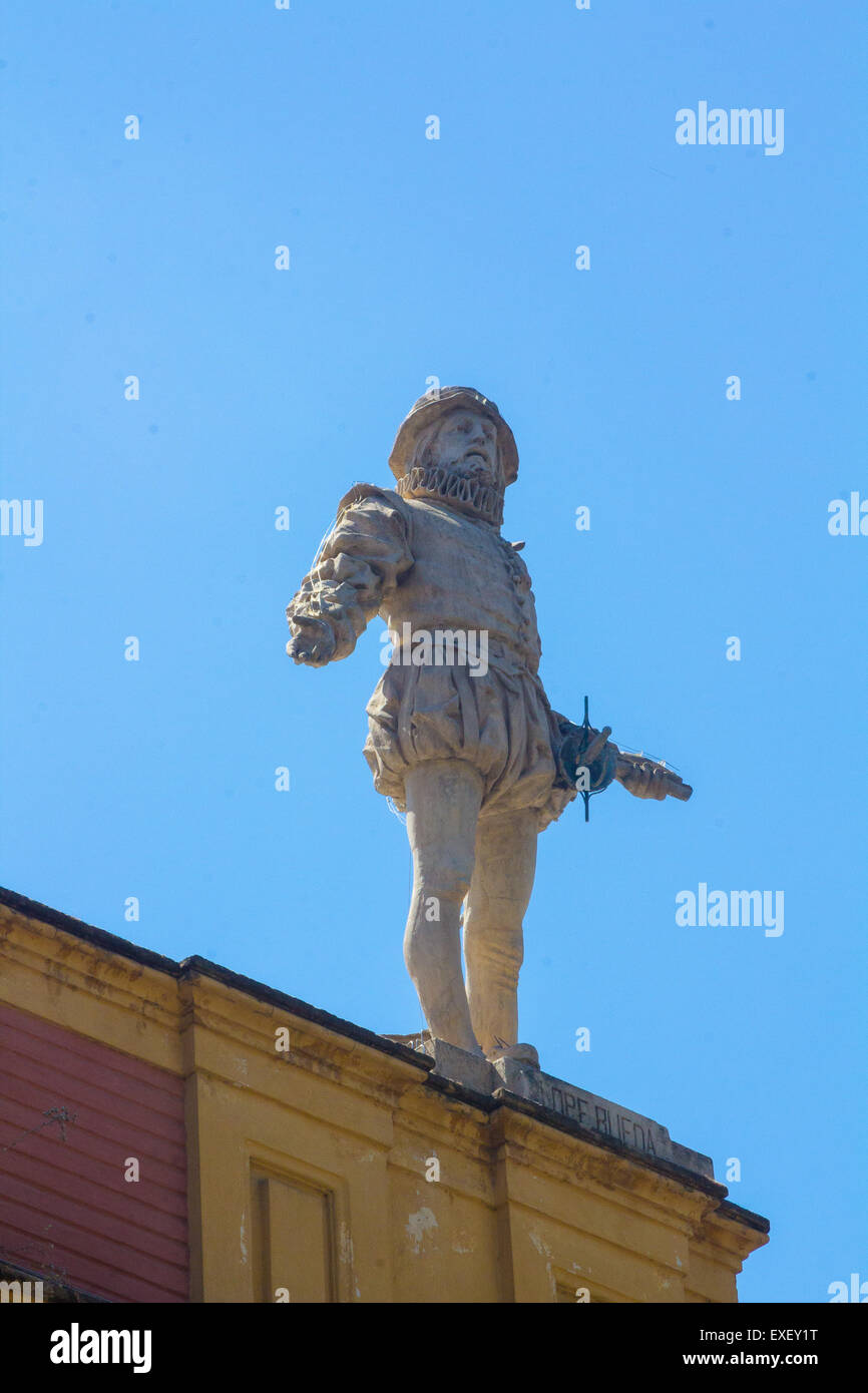 Weißer Stein Skulptur eines Mannes mit Schwert Stockfoto