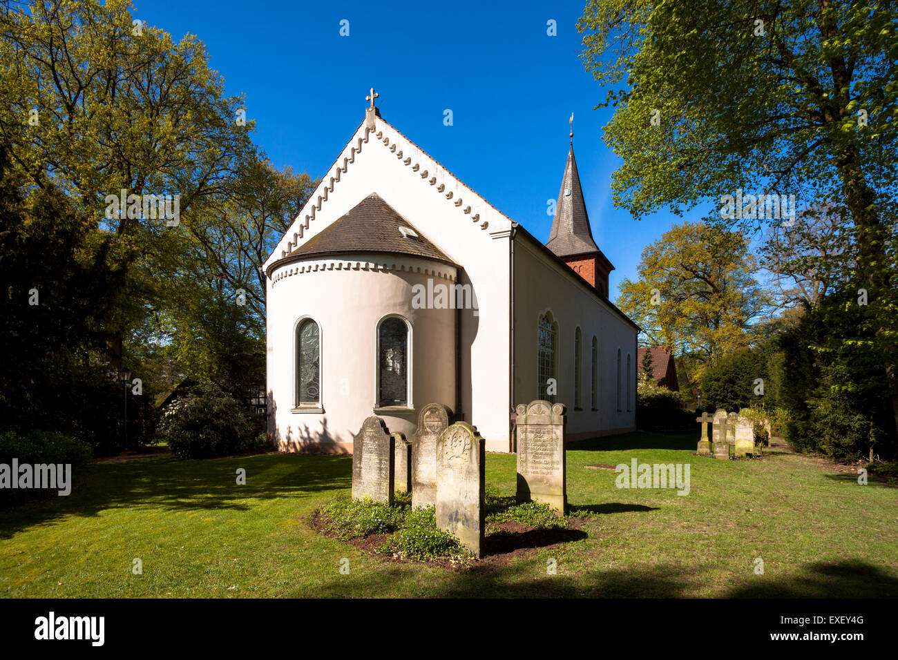 Europa, Deutschland, Niedersachsen, Fischerhude, die Kirche Liebfrauenkirche (Liebfrauenkirche) und dem Friedhof.    Europa, Deut Stockfoto