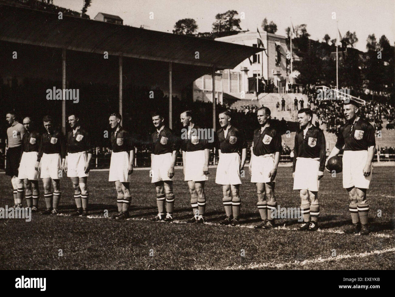 Dieses Bild erinnert an die Teilnahme der niederländischen Fußballnationalmannschaft an der FIFA Fussball-Weltmeisterschaft 1938. Die Leistung des Teams und die historischen Momente während des Turniers bleiben in der niederländischen Fußballgeschichte von Bedeutung. Stockfoto