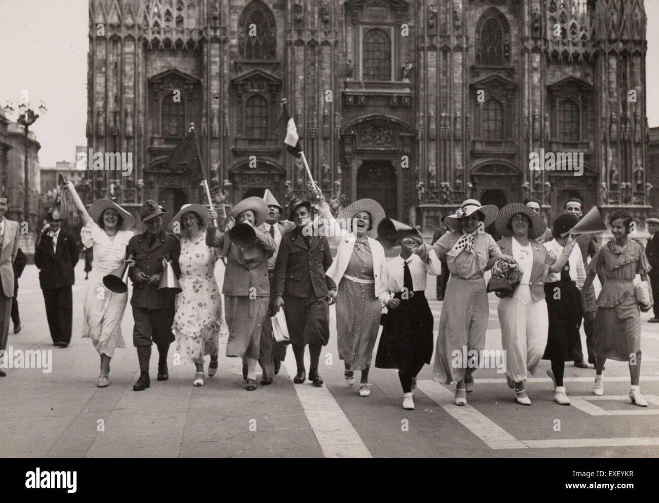 Dieses Foto zeigt niederländische Fußballfans während der FIFA Fussball-Weltmeisterschaft 1934 in Mailand. Das Bild spiegelt die leidenschaftliche Fankultur und die Begeisterung um internationale Fußballturniere im frühen 20. Jahrhundert wider und zeigt die Begeisterung der Fans für ihre Nationalmannschaft. Stockfoto