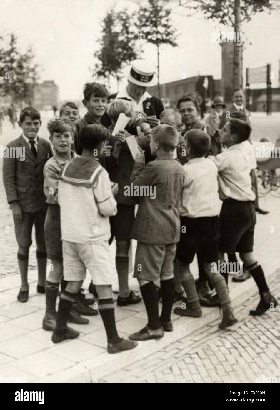 Die Olympischen Spiele 1928 in Amsterdam, offiziell als Spiele der IX. Olympiade bekannt, markierten den ersten Auftritt von Frauen bei olympischen Leichtathletikveranstaltungen. Die Veranstaltung war für ihre internationale Teilnahme bekannt und stellte neue Standards in den Olympischen Wettkämpfen vor. Stockfoto