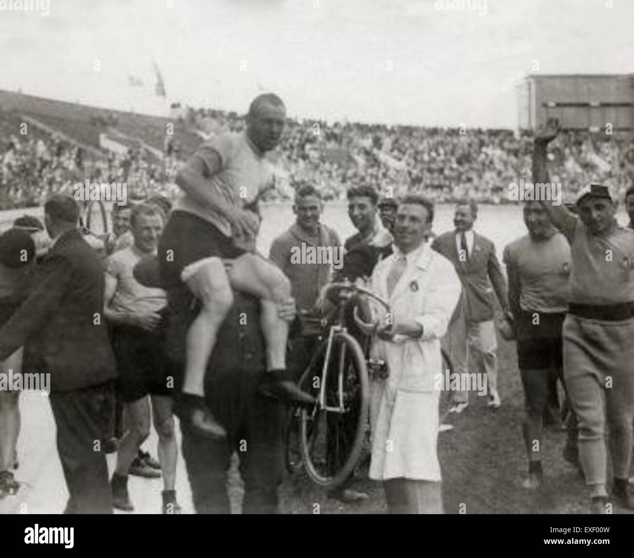 Die Olympischen Sommerspiele 1928 in Amsterdam waren die ersten, bei denen Athleten auf Leichtathletik teilnahmen. Dieses historische Ereignis war ein wichtiger Meilenstein bei der Einbeziehung von Frauen in die Olympischen Spiele. Stockfoto