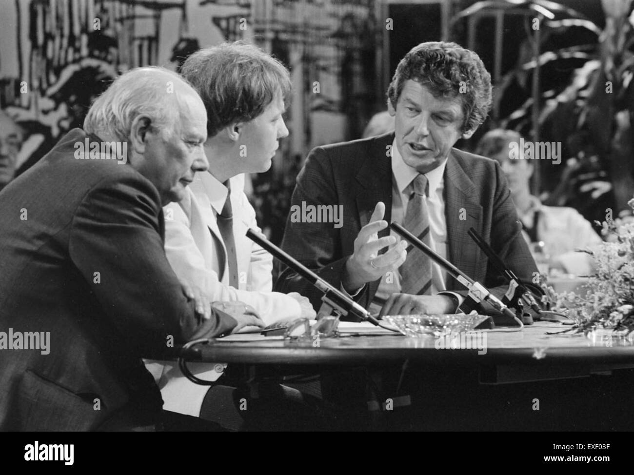 Dieses Bild stammt von einer Aufnahme der niederländischen Fernsehsendung VARA, speziell von einer Sendung vom 1. Mai. Das Programm ist Teil der niederländischen Medienlandschaft, bekannt für seine kulturellen und sozialen Kommentare. Stockfoto