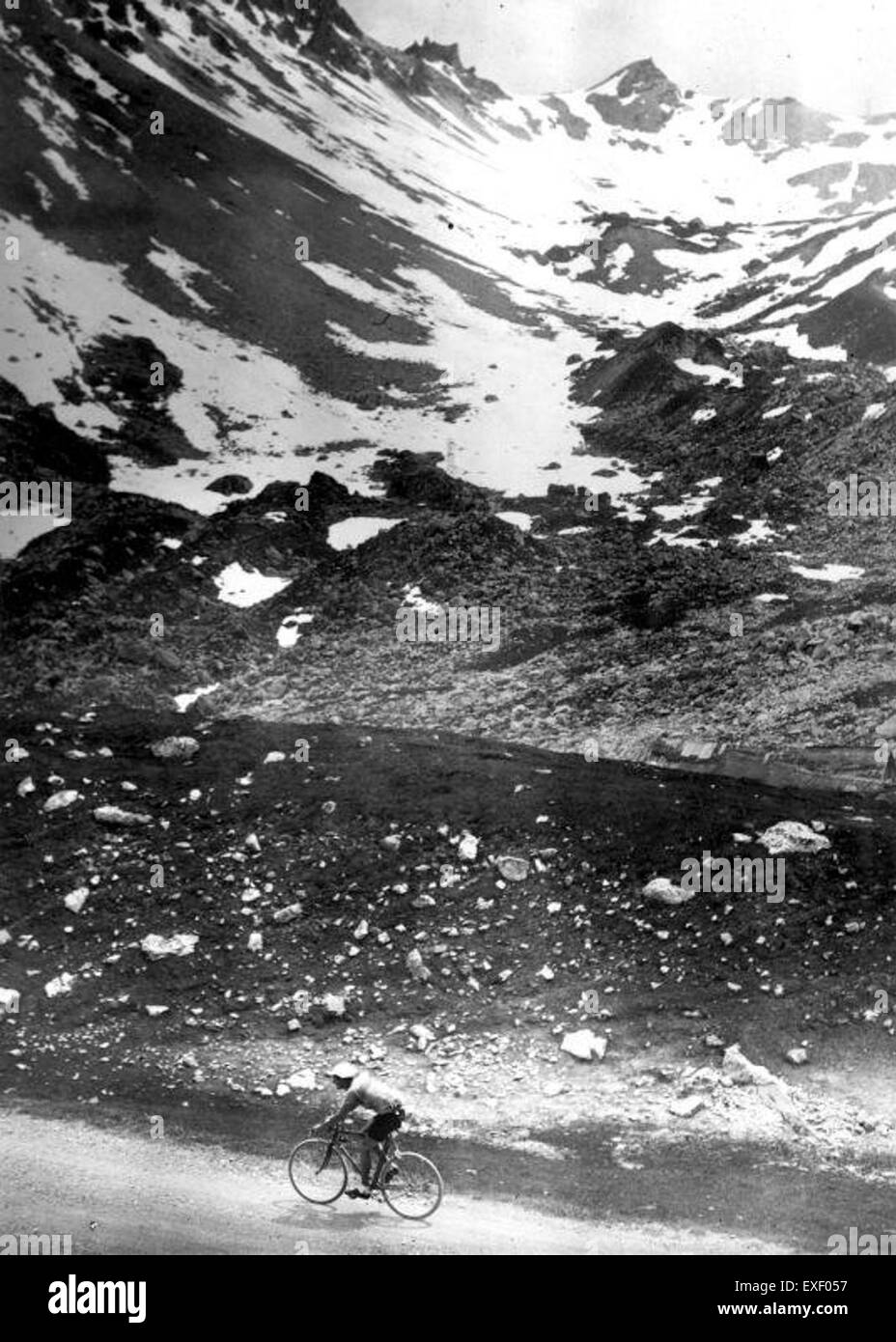 Pierre Galliens Werk „in den Alpen“ fängt die atemberaubende Alpenlandschaft mit detaillierten Pinselarbeiten ein. Das Gemälde spiegelt die Pracht der Berge wider und zeigt die natürliche Schönheit durch Galliens präzise künstlerische Technik. Stockfoto