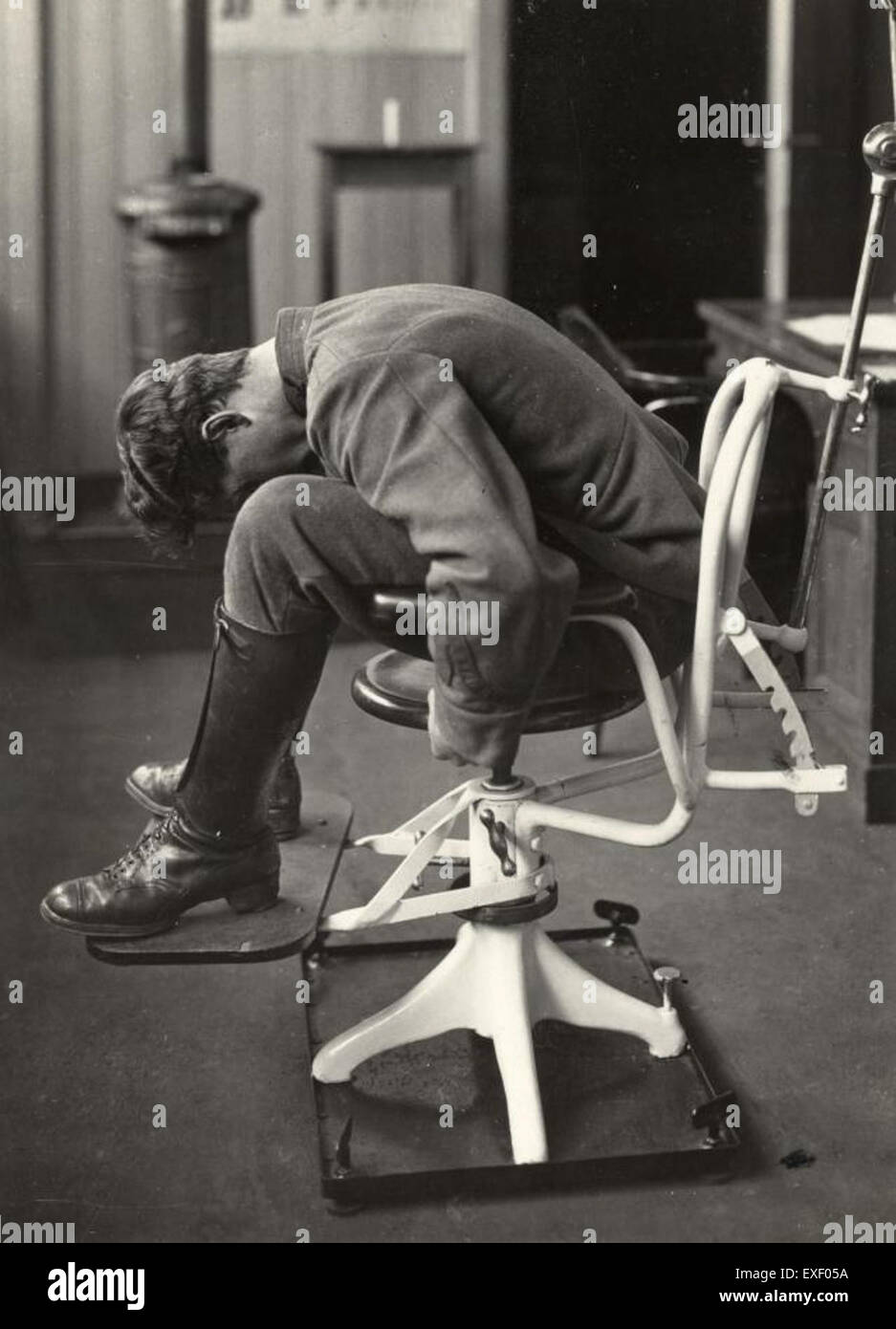 Der Begriff "Pilotenopleiding" bezieht sich auf die Ausbildung von Piloten und betont den rigorosen Prozess des Fliegenlernens. Dieser Prozess umfasst theoretische Kenntnisse, praktische Flugstunden und Schulungen auf verschiedenen Flugzeugmustern, um sicherzustellen, dass die Piloten über die notwendigen Fähigkeiten für ein sicheres und effizientes Fliegen verfügen. Stockfoto