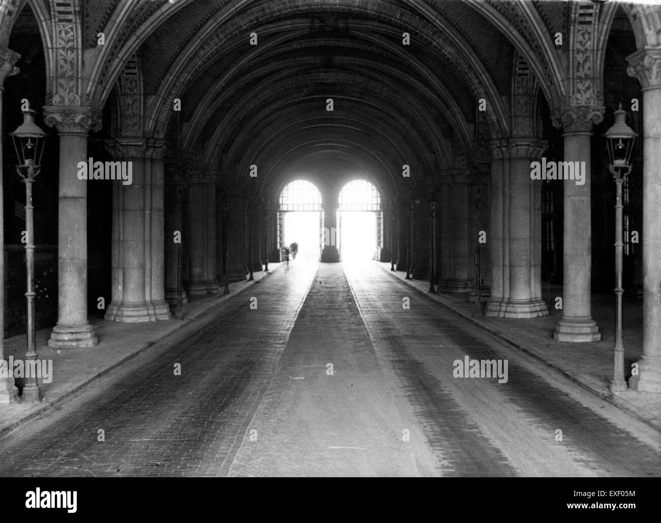 Dieses Bild zeigt den berühmten Bogen unter dem Rijksmuseum in Amsterdam, ein prominentes architektonisches Merkmal, das den Eingang zu einem der berühmtesten Museen der Niederlande markiert. Stockfoto