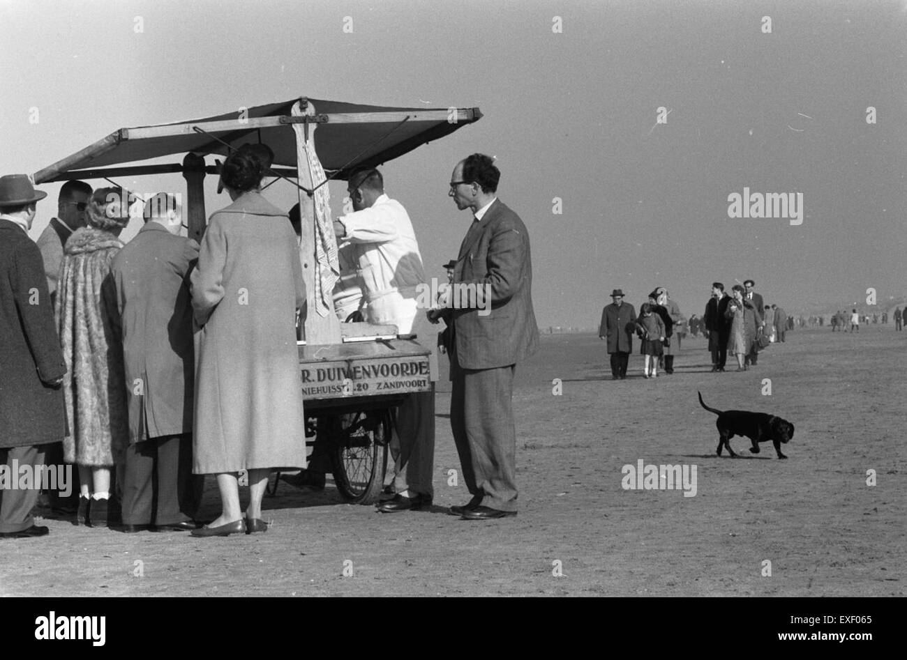Dieses Bild mit dem Titel „Prachtig voorjaarsweer op het Strand te Zandvoort“ zeigt das schöne Frühlingswetter am Strand von Zandvoort, einem beliebten Küstenziel in den Niederlanden. Stockfoto