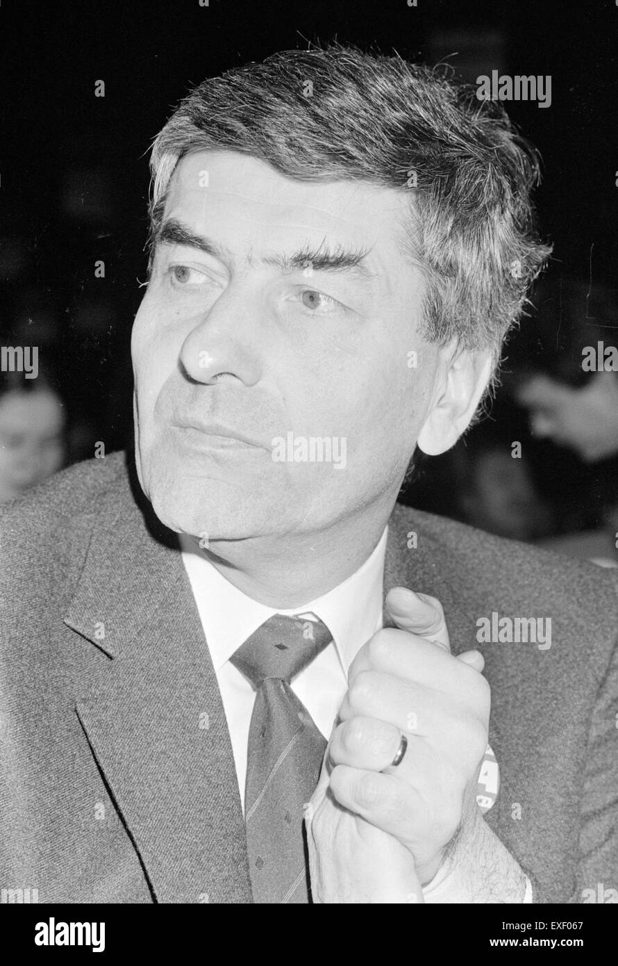Ruud Lubbers, Premierminister der Niederlande von 1982 bis 1994, war eine Schlüsselfigur in der niederländischen Politik. Seine Amtszeit markierte bedeutende wirtschaftliche und politische Reformen im Land, und dieses Bild erinnert an seine Führung während einer Transformationsphase für die Niederlande. Stockfoto