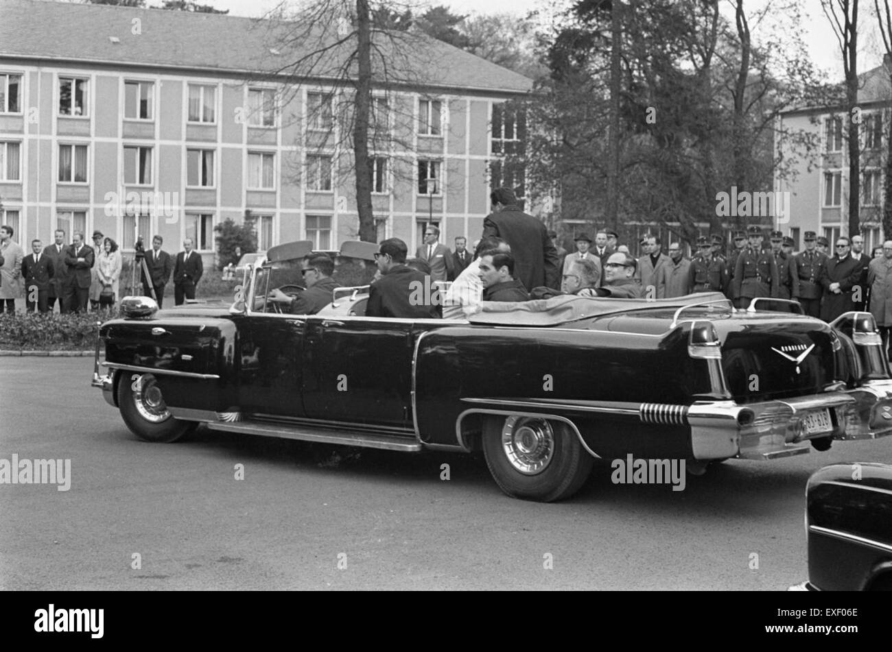 Dieses Bild zeigt ein Treffen zwischen US-Präsident Lyndon B. Johnson und Bundeskanzler Kurt Kiesinger in Bonn. Die Diskussion war Teil der umfassenderen diplomatischen Bemühungen während des Kalten Krieges, die Beziehungen zwischen den Vereinigten Staaten und Deutschland zu stärken. Stockfoto