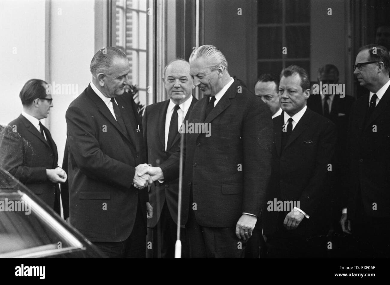 Dieses Bild zeigt ein historisches Treffen zwischen US-Präsident Lyndon B. Johnson und Bundeskanzler Kurt Kiesinger in Bonn. Das Foto spiegelt einen wichtigen Moment in den Beziehungen zwischen den USA und Deutschland während des Kalten Krieges wider. Stockfoto