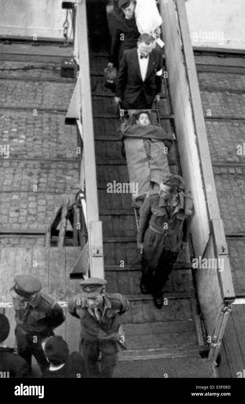 Ein historisches Bild oder Dokument, das sich auf die Rückführung von Personen bezieht, möglicherweise nach einem Konflikt oder einem Migrationsereignis. Dieser Punkt spiegelt einen wichtigen Moment in historischen Migrations- und Neuansiedlungsprozessen wider. Stockfoto