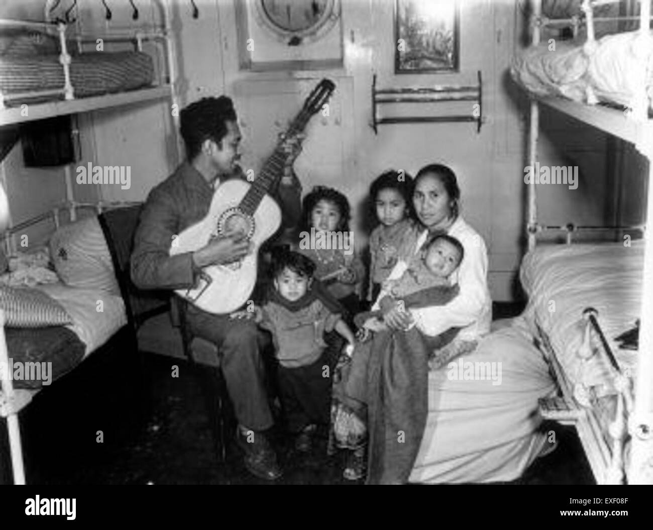 „Repatrianten“ bezieht sich auf Personen, die nach ihrer Vertreibung oder im Exil in ihr Heimatland zurückkehren. Dieser Begriff gilt oft für diejenigen, die aufgrund von Krieg oder politischen Bedingungen zum Ausscheiden gezwungen wurden. Das Bild fängt diesen Moment der Rückkehr ein und hebt die emotionalen und sozialen Auswirkungen der Rückführung hervor. Stockfoto