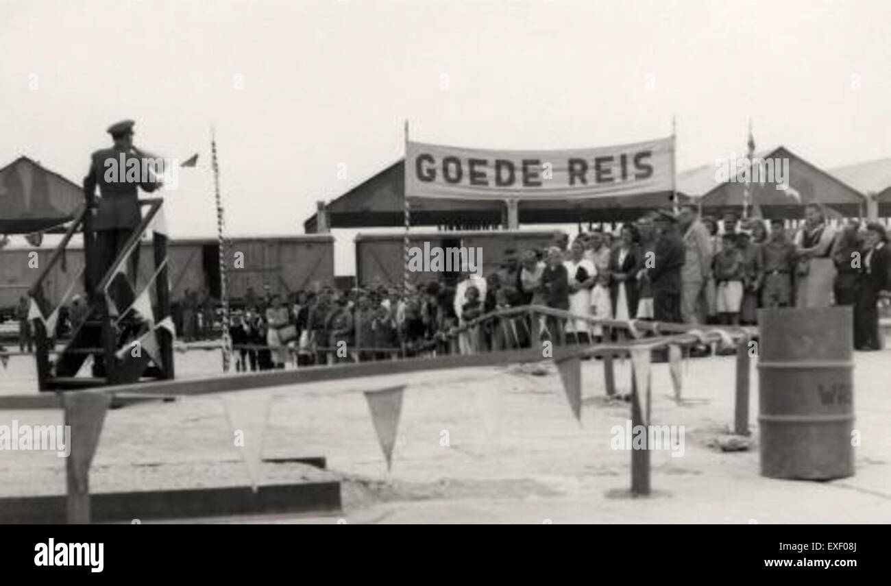 Repatrianten bezieht sich auf den Prozess der Rückführung, bei dem Individuen häufig nach einer Exil- oder Migrationsphase in ihr Heimatland zurückkehren. Dieses Konzept ist eng mit politischen, sozialen und historischen Kontexten verknüpft und spiegelt die Bewegung und die Kämpfe der Vertriebenen wider. Er unterstreicht die Bedeutung von Identität, Kultur und Zugehörigkeit angesichts von Vertreibung und Rückkehr. Stockfoto